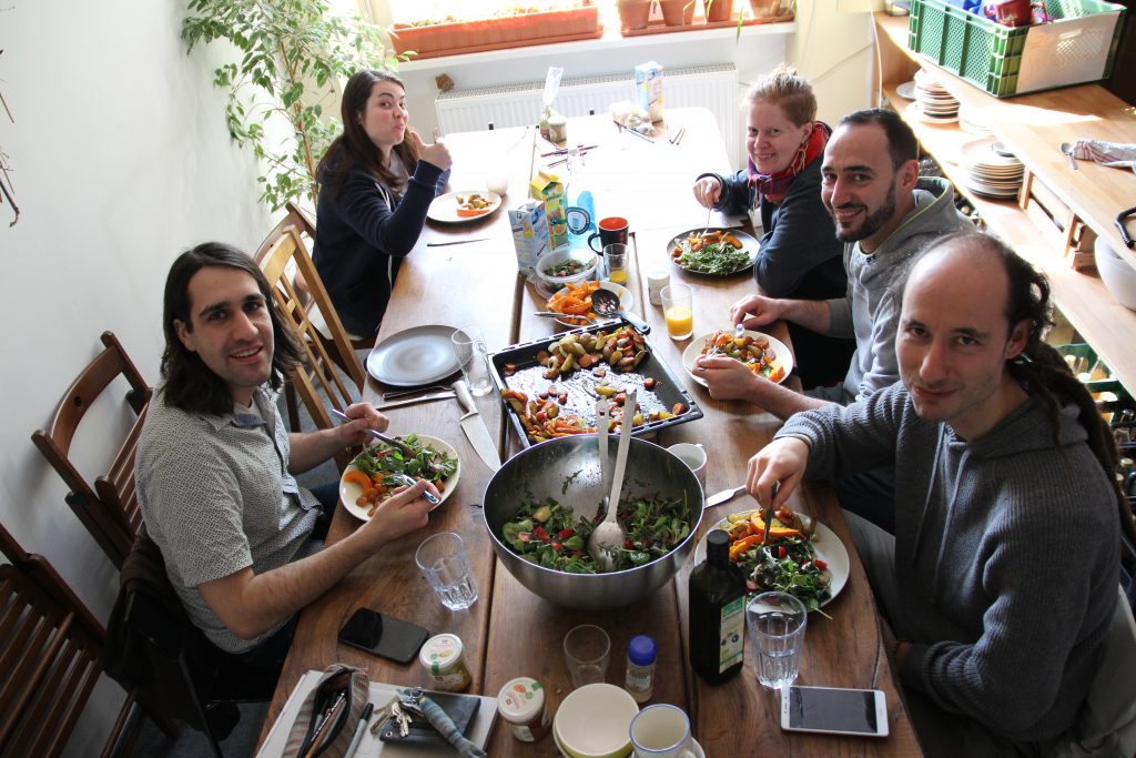 Softwareentwickler beim Mittagessen mit Connected Awareness